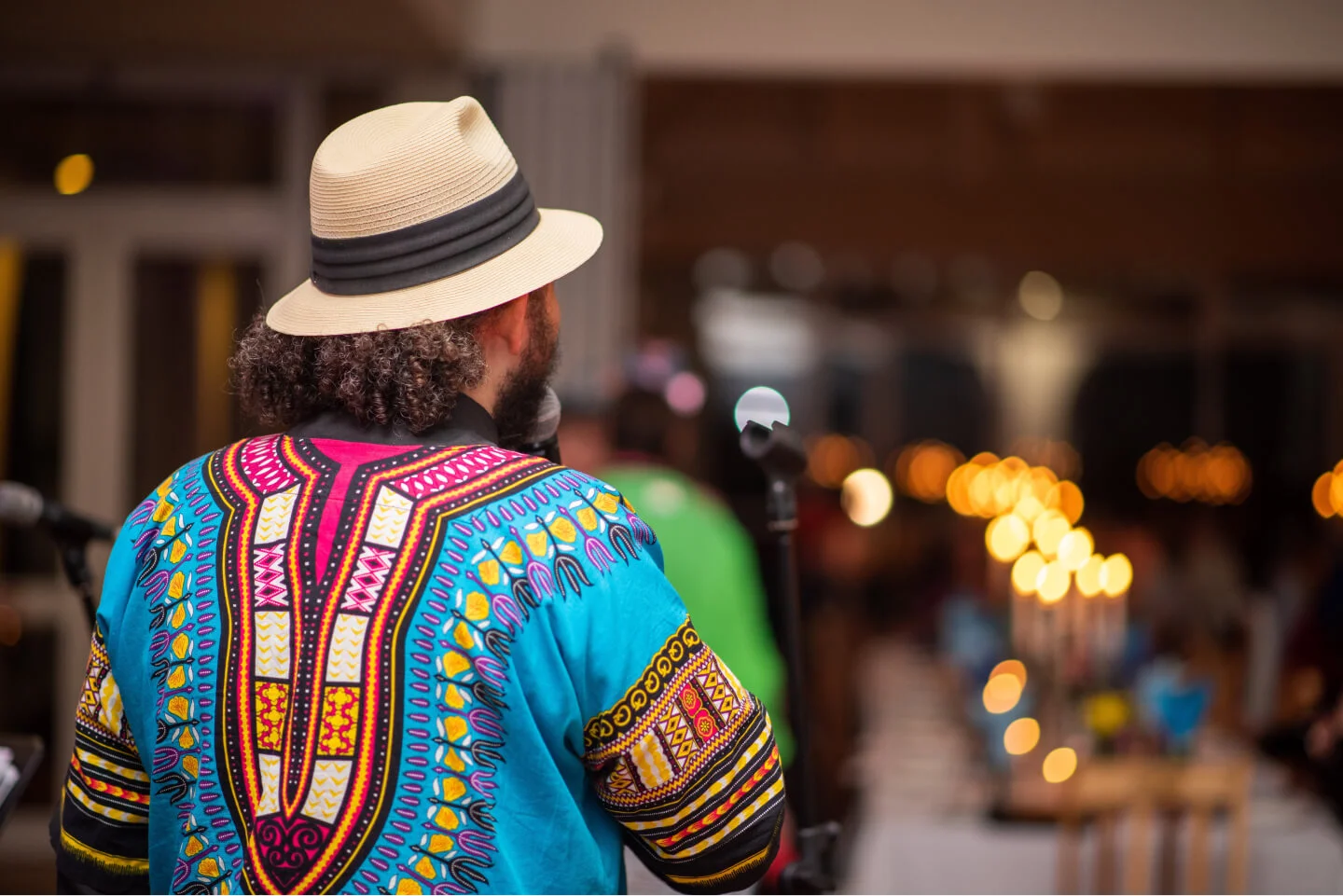 Homem de costas com uma camiseta estampada de cores vibrantes integradas na fibra da camisa por sublimação